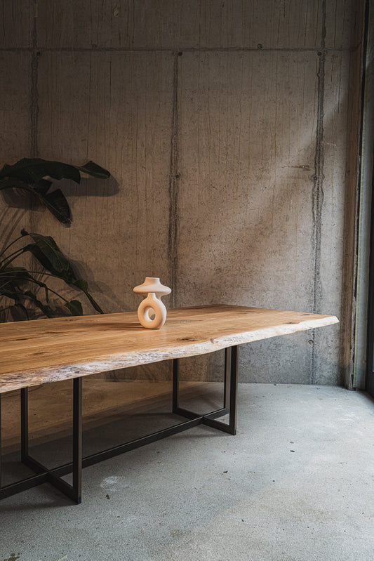 Massivholztisch aus Eiche mit natürlicher Baumkante 320x115-120cm